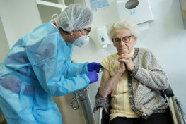 У Німеччині чиновники не хочуть давати привілеї вакцинованим