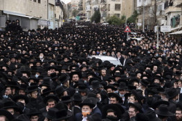 Израиль: Несмотря на локдаун, 10000 людей присутствовали на похоронах раввина